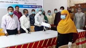 মাদারীপুরে ফ্রেন্ডস ৮৪ এর পক্ষ থেকে ৩৬০টি পরিবারকে আর্থিক সহায়তা